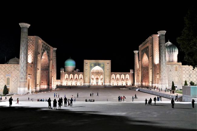 ホテルに戻った後、レギスタン広場のライトアップを見に行きました。