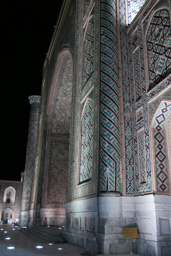 シェルドル･マドラサを近くから。<br />警官からミナレットに上らないかとしつこく勧誘されました。