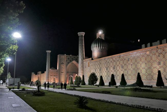 この後、広場前のスーパーに寄りましたが、あまり商品が豊富ではなく、買いたいようなものは有りませんでした。<br />アルコール類も売っていませんでした。<br />ホテルまでのタクシーは乗車前に交渉したのに降りるときに吹っ掛けられました。<br />もちろん払いませんでしたが、白タクは危ないかもしれません。<br />黄色の正規のタクシーのほうが安心かなと思いました。