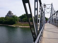 では、後楽園を出て、月見橋を渡り、岡山城へ行ってみます＾＾

ここから見える岡山城も良いナー