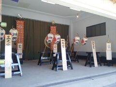 浅草神社はからっぽです
当たり前か（笑）
でも参拝に並んでるかたが・・・
神様は町内を練りあるってますよ～