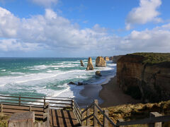 Twelve Apostles（１２人の使徒）

昨日はここから夕日を眺めた。

陸地が侵食され堅い部分だけ残った。

