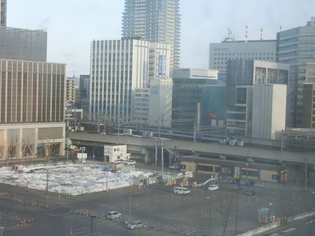 前夜はスキージャンプ観戦に友人とのプチ飲みと<br />充実した夜を過ごし明くる日は天気にも恵まれま<br />した。リクエストした部屋はこれが理由です。<br />2月は内側の部屋だった為、朝起きた時に天気が<br />確認出来ない部屋だったので、ボーダーは朝一番<br />天気を確認する事が大事。そしてJRの線路が見える<br />通り側の部屋であることが大事。<br />ちょうど稚内行特急サロベツが見えました。<br />