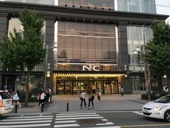 食後は西面をぶらぶら。

ミリオレ跡地に新しくできたNCデパートに行ってみました。

ここには、BUTTERやMODERN HOUSEといった雑貨屋さんが入ってるほか、SPAO系の靴のSPAブランド「SHOOPEN」が入ってました。

ここで、ビルケンにそっくりのサンダルが一足15,900ウォン、二足で19,900ウォンというセールで売られてて、買うなら当然二足買わなきゃ損なのです。

一足目は直ぐに決まったものの、二足目はなかなか良いのがなくて、でも二足買わないと勿体無いなぁと思っていたところ、日本語で「二足目が見つからないわぁ」という正に僕の心の声と同じことを呟いている人が登場。

で、思い切って声をかけたんです。
「日本の方ですか？もしかして、二足目を無理矢理買おうとしてます？もし良かったら一束ずつ出して半分で割りませんか？」

すると、あっさりOK
ｷﾀ━( ﾟ∀ﾟ )っ ━( ﾟ∀ﾟ )っ━( ﾟ∀ﾟ )っ ━!!!!

こちらも助かります、とのこと。

ということで、１万ウォンでビルケン風サンダルゲット！
これはお得です！
異国の地で日本人と出会うと、こんな利点もあるんですねぇ。
お互いにWin-Winだし、ラッキー☆