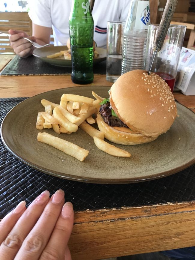 そのあとは、UNOというイタリアンレストランでランチを。ハンバーガーですけどw<br />ファンタがありましたが、味がストロベリーでした。<br />何気にストロベリーファンタは初めて飲んだかもしれません。かき氷のシロップみたいな味でした。