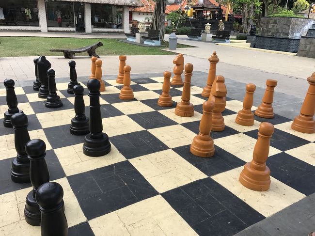さて、その後は雨に降られまして(すぐ止みましたが)、<br />その後はバリコレクションにタクシーで向かいました。<br />ジンバランタクシーをチャーターするのですが、うーん、値段が高いのか安いのかわからない...<br /><br />とりあえず、バリコレクションにはいったら、こんなチェスの駒がオブジェとして置いてありました。<br /><br />ブティックやスパ、デパートもありましたが、私たち夫婦はcoco supermarketへ。<br />お土産を調達しまくりました。