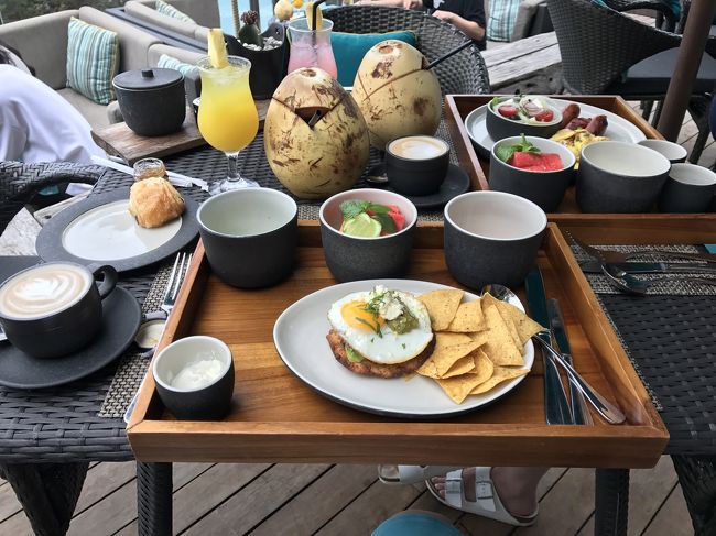 主人はメキシカン、私は地中海をセレクトしました。<br /><br />主人曰く、多分地中海が一番あたりとのコト。<br /><br />メキシカンは口に合わなかったようです。<br /><br />これからはロックバーで、宿泊者限定朝食メニューでも始めるのでしょうか？<br />最後にアンケート協力してくれと言われました。<br /><br />とても雰囲気のいいところでしたが、普段の朝食バイキングもめっちゃ美味しいので、、、宿泊中に1回で十分かなw