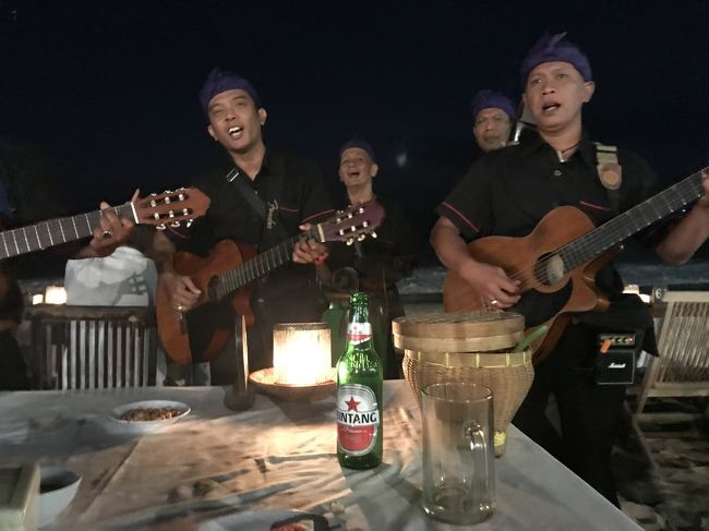 流しのギター侍たちが歌いに来てくれます。<br /><br />ニーハオと言われました。中国人が多いのでしょうか。<br /><br />中国人だと思われていたのか、よくわからない歌を歌っていました。よって、あまりチップを渡さなかったらちょっと残念がっていました。<br /><br />ちなみに、タクシーの運ちゃんに頼むと、確か150000ルピアで送り迎えしてくれました。ゴハン中は待っててくれました。