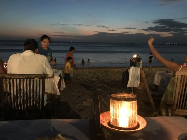 こんな風に、砂浜の上にテーブルと椅子とキャンドルを置いて、ディナーをするわけです。なんたるおしゃれ空間...！<br /><br />ちなみに、他のレストランを見ていないのでわかりませんが、<br />価格は相当強気の設定だったかと。