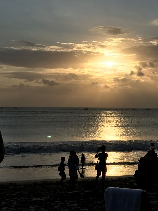 夕陽はピカイチ！ほんとに綺麗でしたー！<br />並みに戯れている外人様、絵になる。