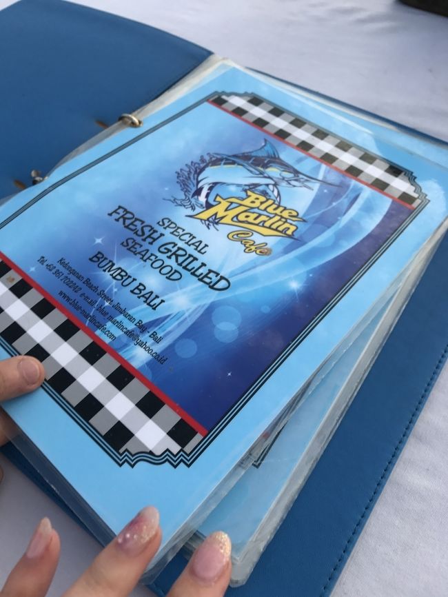 さて、夕飯ですが、ジンバランタクシーの人に、「イカンバカール連れてって」と言ったら、このBlueMarineCafeというところに連れていかれました。<br /><br />このイカンバカール、うちの主人がものすごく行きたがっておりました。聞くと、1年半前、主人のご家族の結婚式でバリに来た時、ものすごく良い雰囲気だったらしい。<br />店舗名を忘れてしまった...と言っていた主人ですが、実は、偶然タクシーの運ちゃんに連れてこられたこのレストラン、全く同じところだったそう！有名店なのか？