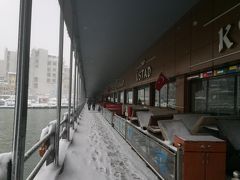 ガラダ橋の下層のレストラン街を訪問。OPENしている所、CLOSEDになっている所がありました。OPENしていても、大雪のため、もちろんお客はいません。