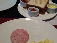 ホテルの朝食。
バイキングでなくていくつかのブレックファーストメニューから選ぶタイプ。
暖かな卵料理がいただけて美味しかった。
それにしてもパンに対してのジャムとバターの分量が半端ない！