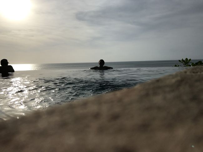 日光浴してましたが、暑くて暑くて...<br /><br />冷たいプールに浸かりたい！と思って、アヤナに戻ります。<br />先日、キシックとロックバーの間にプールがあったことを思い出し、そこに。オーシャン・ビーチ・プールというのか？(キシックの入り口の階段を使います)<br /><br />海とプールが続いてるように写真撮影ができます。