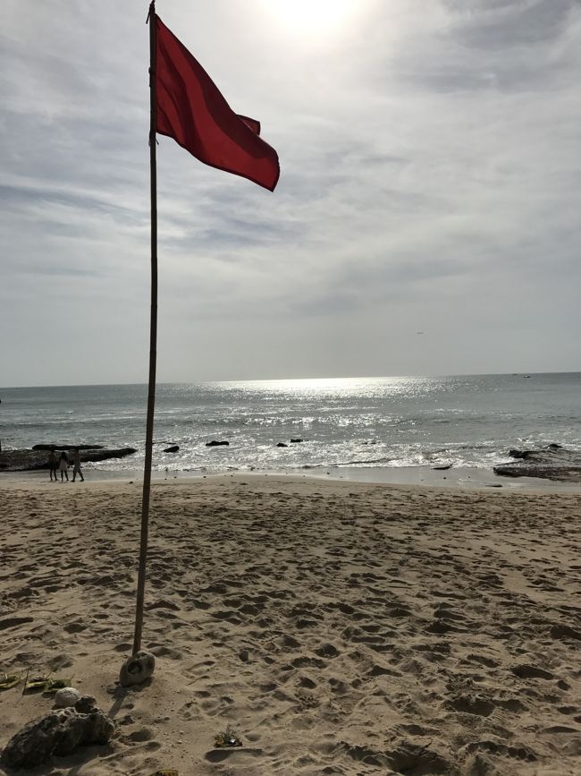 着きました！<br />階段がたくさんなので、なかなかみんな来づらいのか、人があんまりいなかった！プライベートビーチ感満載！<br />ちなみに、ここにも軽食やドリンク、ココナッツジュースなどを置いてました。<br />ホテル内のプールにライフガードはいませんでしたが、ここにはいました。<br />また、アヤナの敷地内でアヤナのスタッフさんがいらっしゃるので、お手洗いなども綺麗に保ってありました。<br />この整った設備を味わってしまうと、ほかのビーチには行けそうにありません。。。