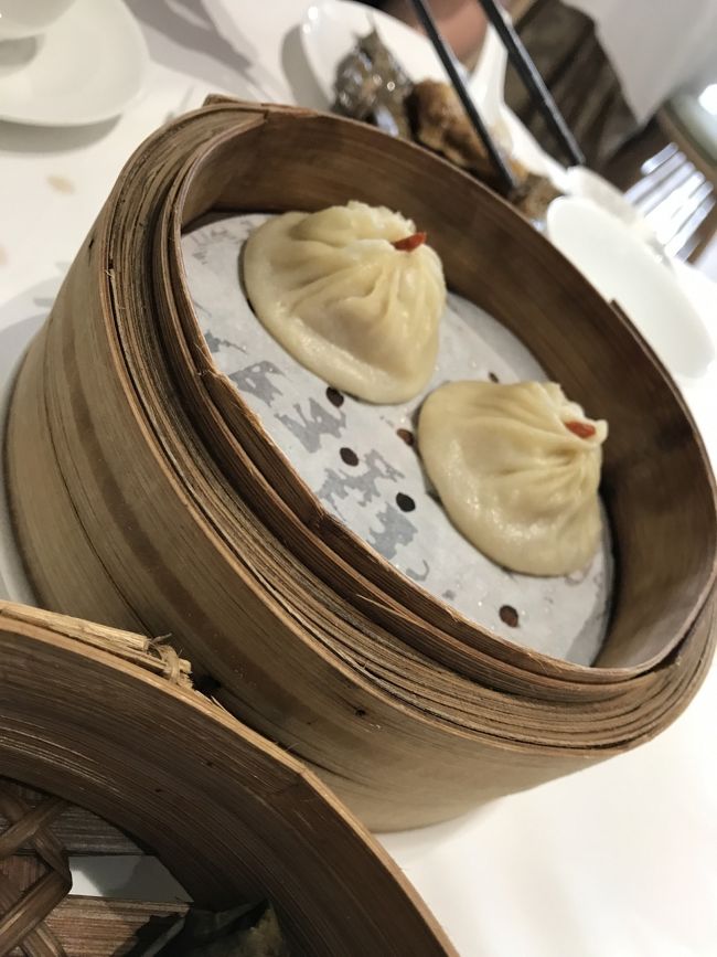 チェックインの時に、リンバにある中華レストランでの飲茶ランチ券をいただいてました。<br /><br />そちらを使って、いただくお昼ご飯。<br /><br />ものっすごい量でした。でも美味しかった！写真は小籠包。そのほかに、海老の蒸し餃子とかエッグタルトとかちまきとか...<br /><br />そして、久々に飲む烏龍茶がおいしかったな...