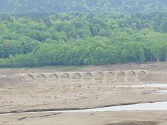 タウシュベツ川橋梁
水が少ない時期だけ現れる橋。旧士幌線側で、1937年完成。ダムができることで、利用されなくなった。
ツアーに参加すると、近くに行くことができる。