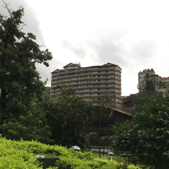 温泉街に降り立てば　超高級宿が見えます　が　守備範囲外なんで、