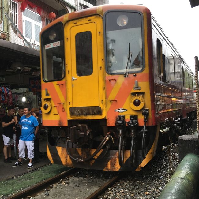 線路と商店が近い　列車もギリギリ<br /><br />風船も　線路で揚げますから<br /><br />人も猫も　勝手に横断・・もちろん犬も