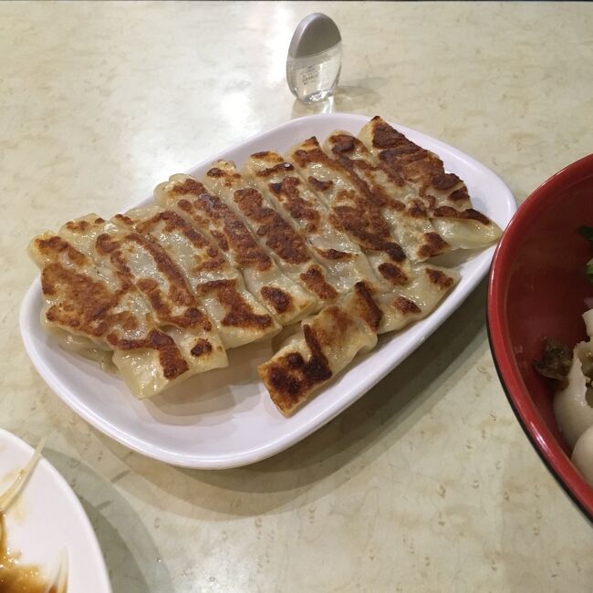 長めに包まれた棒状餃子　「？」