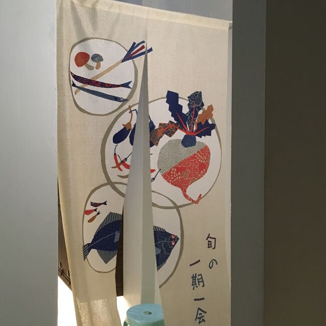 和風イメージの　暖簾（？）をくぐり<br /><br />ここは飯屋？