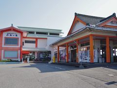 紀伊勝浦駅から5分で那智駅に到着。那智駅の駅舎は那智大社を模した建物。駅前には道の駅があり、日帰り温泉施設もあります。今日の午前中はここから那智の滝まで歩くことにします。大きな荷物は駅にあるコインロッカーに預けます。