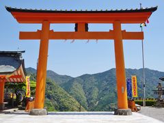 石段を登りきり、熊野那智大社に到着。那智駅から7kmあまりの道のりを約2時間20分かけて歩いてきました。