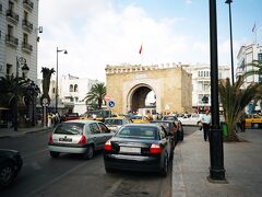 成田からパリを経由してチュニスへ。パリまではＪＡＬのアップグレード特典でビジネスクラスにしたので快適、長距離路線のビジネス利用は初めてでした。パリでは４時間ほどのトランジット。街に出るには微妙に短いのでおとなしくターミナル内で待機。で、チュニスには深夜到着、翌日から市内観光スタート。まずはバブ・バハル（フランス門）からメディナへ
