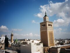 まず目指すはグランドモスク（ジャマー・エズ・ジトゥナ）へ。奥に見える小さな塔はチュニスで最古のトルコ式モスクのシディ・ユセフ・モスク