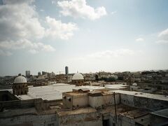 入れるエリアが限られているのでグランドモスクはさっさと切り上げてメディナを散策。ベイの墓に向かう途中で撮った１枚なんだけど、どこから撮ったか覚えてない