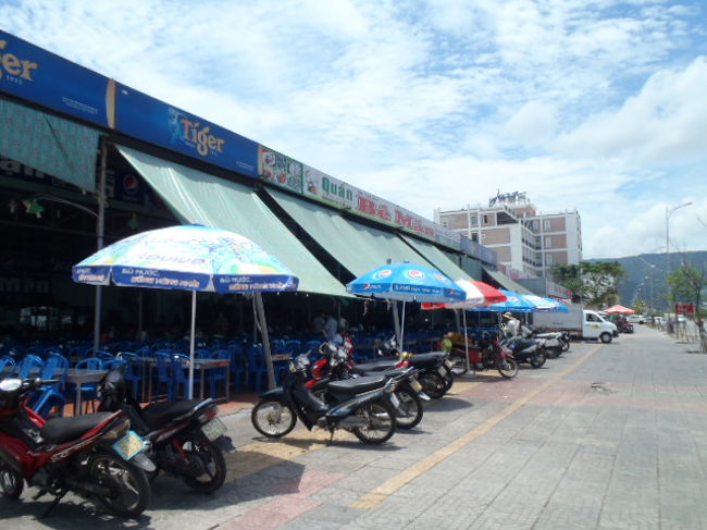 ホテル近くの通りにズラリと並んでいるシーフード・レストラン、<br />をチェックして、今夜のディナーに備える。