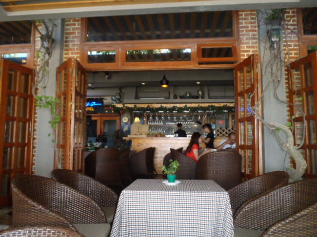 お店の奥にはバー・カウンターが・・・<br />日差しが強い中、しばらく歩いて喉が渇いていたので、<br />早速ビールをオーダー・・・