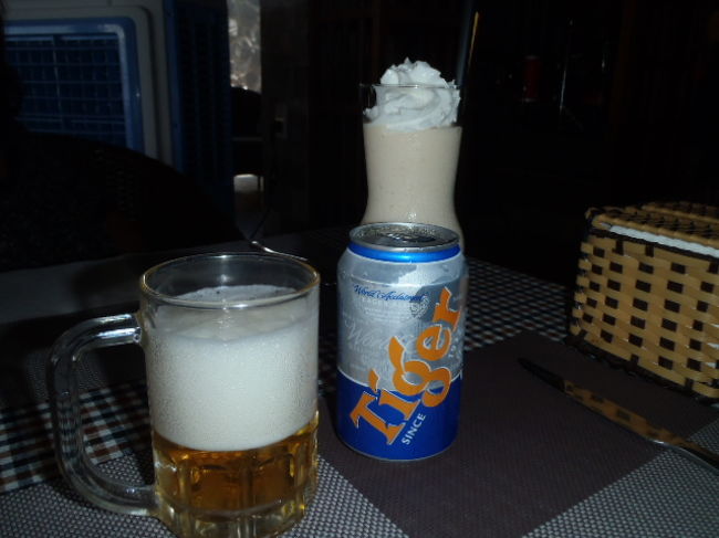 暑い気候のこの時期に飲む冷たいビールはやはり最高！<br />ベトナムの人達がビールが大好きなのが分かる気がします。<br />隣に居るツアーガイドさんたちは冷たいお水を飲んで水分補給を・・・<br />（因みに、此のビーチサイド・エリアではタイガービールが主流で、他のブランドをオーダーしても、出てきません。）