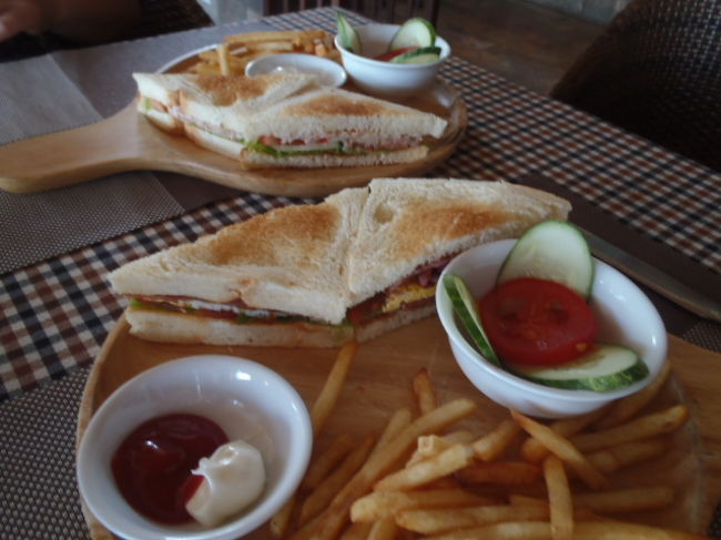 ちょっと遅めの昼ご飯に、２種類のサンド・ウィッチをオーダーしたが、<br />中身が違うだけで仕様は同じ・・・