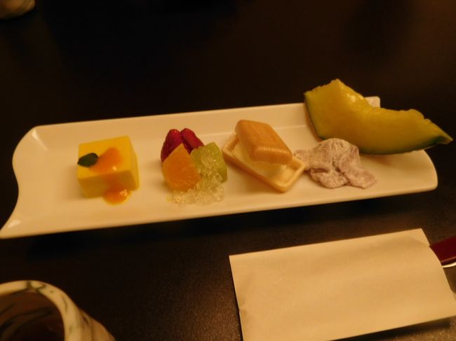 デザートも4品と　なかなかのものでした<br />ちゃんとメロンが入っているのが良いんだよね<br /><br />　ご馳走様でした<br /><br />ワイン好きな人が　赤と白持ち込んだんだけれど<br />一本　8500円でした（持ち込み料が）<br /><br />コルクを開けるとこから　グラスへのサービスまで　<br />すべて仲居さんがしてくれるのには驚きました<br /><br />たまにはこんな経験もいいよね<br />