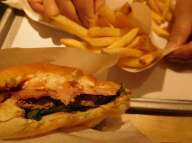 フライドポテトも<br /><br />バーガーはつぶして食べるのだと　佐世保を旅した時に書いてあったからつぶして<br />でもつぶすと写真写り悪いですね<br /><br />朝食を済ませたら<br /><br />ホテルに戻り　今日の案内の長女を待つことにしましょう