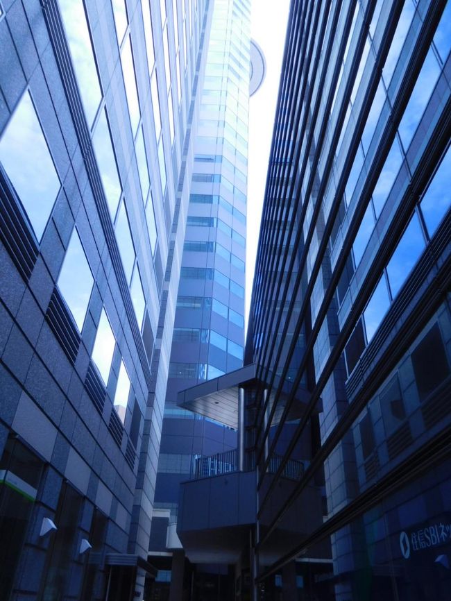 向かいのビルの間から　駐車場へ<br /><br /><br />地下三階に止めたのを一度出庫しておかなくては<br /><br />地下一階で出庫して　すぐに入庫できたのでラッキーでした<br /><br />表に出たら　入るところを探しにぐるりと回ると迷うかもね