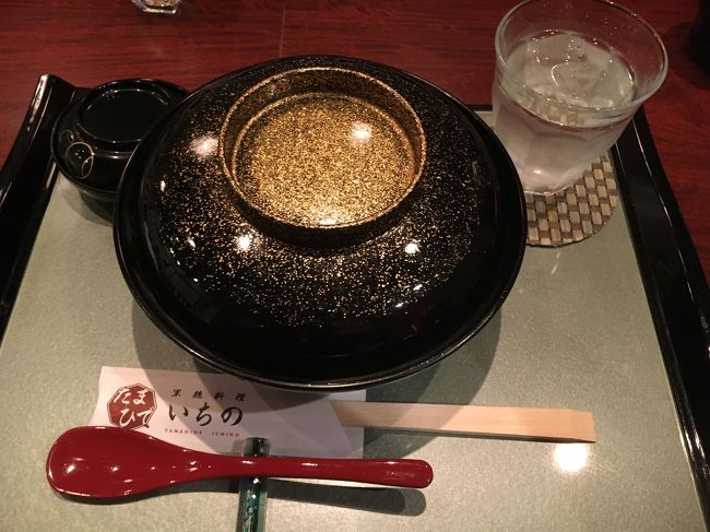 午後6時すぎ。<br /><br />前もってチェックしていた、たまひでいちの　の親子丼。ソラマチの7Ｆにあります。<br />本店は人形町にある創業254年の老舗で親子丼発祥のお店。<br /><br />ディナーメニューで<br />“雅”親子丼　　　　　　1900円<br />お子様膳　　　　　　　1600円を注文。<br /><br />運ばれてきた器からして、高級感漂う。<br />