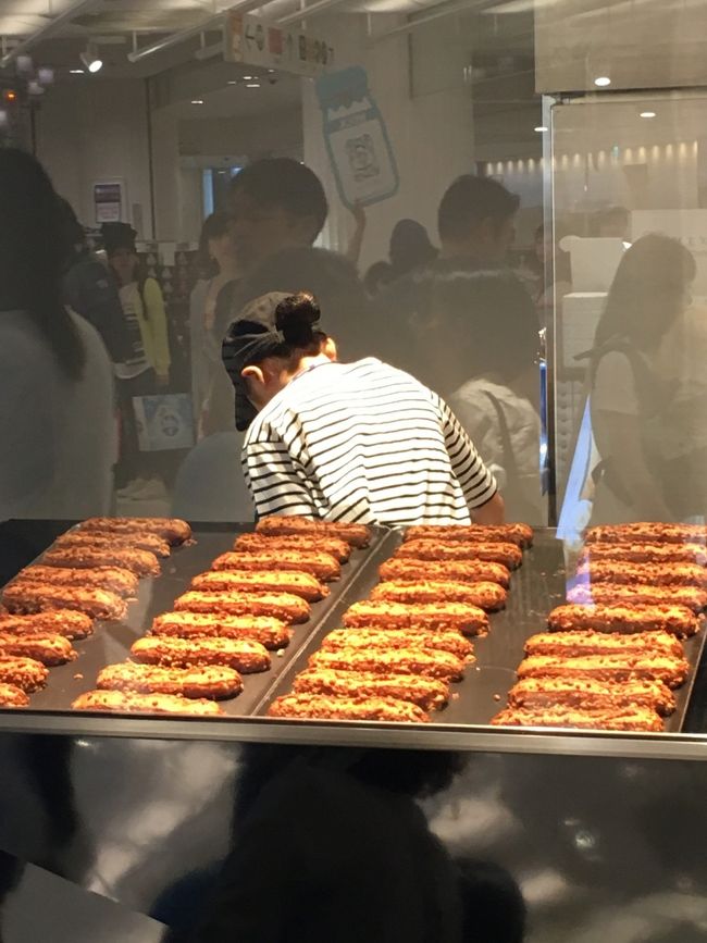 でも、やっぱりここはザクザクシューでしょ！<br />この美味しそうなシュー皮を見せつつ説得を試みるも失敗。<br /><br />本当なら、シュークリーム一つにソフトクリームも買えばいいんだけど、<br />もうお昼の４時前。そんな食べちゃ、夜ご飯たべれないので、泣く泣く<br />ソフトクリームお買い上げ～★<br />