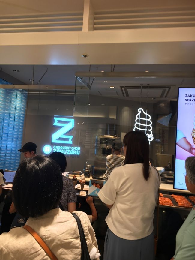 写真を撮ったら、まずはスカイツリータウン内にある、東京ソラマチへ。<br /><br />するとZ クロッカンシュー ザクザクを発見！！<br />このお店は現在、台北と東京にしか店舗がなく、シュークリーム好きとしてはぜひ食べたい！いや、食べなければと使命感にかられ行列待ちの列に並ぶ。<br /><br />ところが、ＳＵＮがアイスクリームが食べたいと。。<br />えっ？？今なんか言った？？<br /><br />ＳＵＮもう一度<br />「アイスクリームが食べたい」