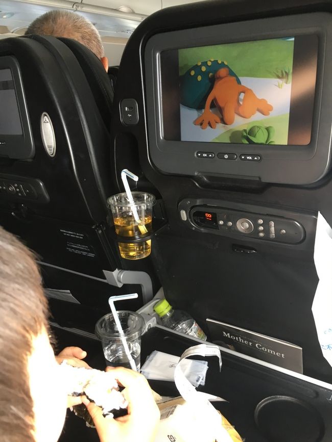 スターフライヤー久しぶりに乗ったけどとっても快適でした。<br /><br />羽田まで1時間ちょっと。<br />昼ごはん用に買ったおにぎり食べながらテレビ見ていたらあっという間。