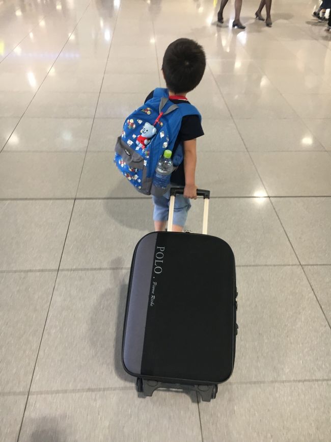 2017年6月17日（土）<br /><br />初めての母子旅行！<br />機内持込用のスーツケースもＳＵＮが持つと大きくみえる。<br /><br />いつもはお父さんが持ってくれる荷物だけど、今回は母子二人！<br />「お母さんには重いから持ってあげる！｝<br />と頑張って運んでくれました。<br /><br />