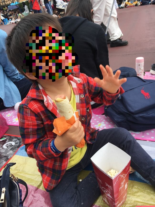 またまた、遠足気分でご機嫌なＳＵＮ。<br /><br />ブリトーにチュロスも買い足して、軽食タイム。<br /><br />今までパレードは、遠めからチラッと見る程度で、場所取りなんてしたことない！だけど子連れだと場所取りの間にご飯も食べれて一石二鳥。<br />レジャーシートは必需品だね。