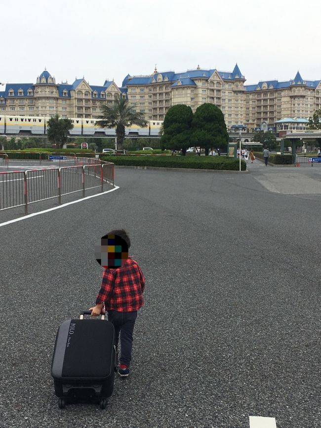 バスを降りたら、ディズニーホテルが見えて来ました～～！！<br />これだけでテンションあがる！<br /><br />ＳＵＮ、率先して荷物係に！<br />頑張って～☆