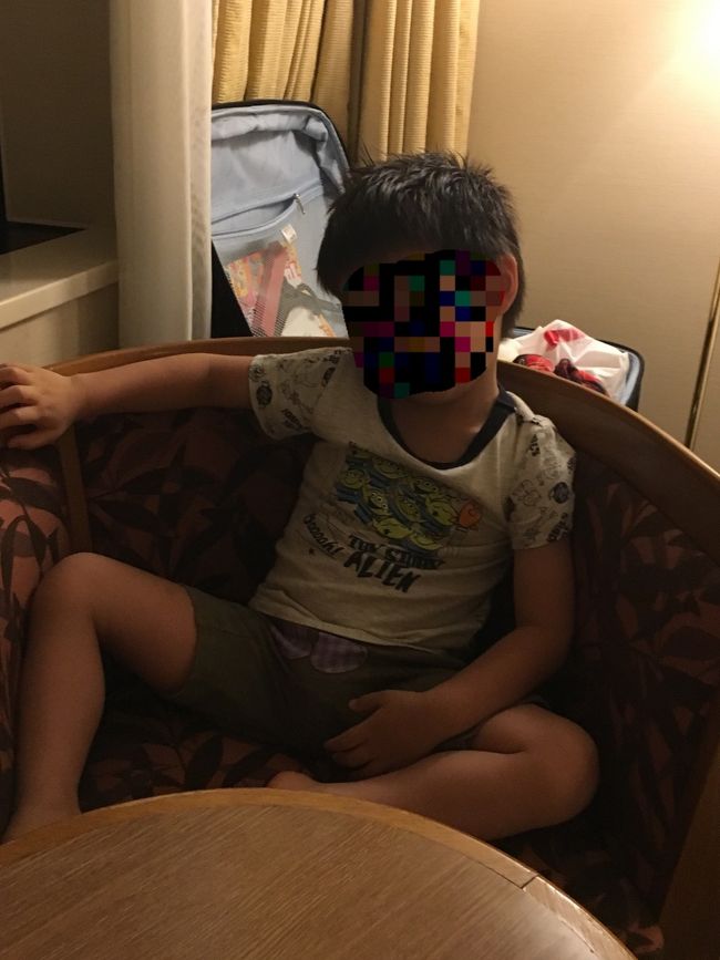 コンビニで明日の朝ごはんを買って19：30頃ホテルに戻り、お風呂に入って一休憩。<br /><br />お風呂上りのＳＵＮ，お父さんみたいなポーズをとって<br />「お母さんも向かいのイスに座って！ちょっとしゃべろっか」<br />だって。<br /><br />大人顔負けのセリフに大爆笑(^o^)