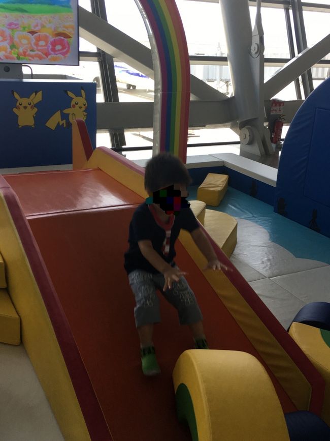 いつも通り、出発時刻までキッズエリアで過ごします。