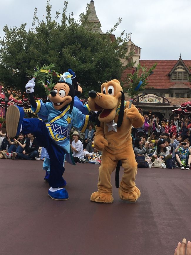 ほら見て～プルートとグーフィもいるよ！！<br /><br />って話しかけても、あまり興味示さず。<br />一生懸命ポップコーン食べてる。<br /><br />やっぱりお母さんに似て花より団子！