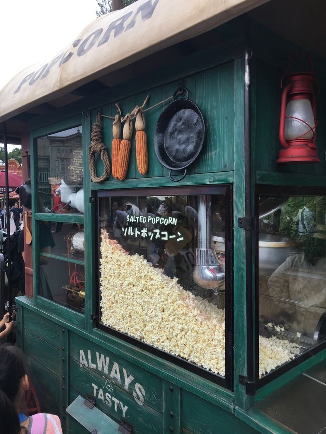 ポップコーンが食べたい～！と言うので行列に並んで、ゲット☆<br />どこで食べようかとキョロキョロしていると、場所取りしている人がチラホラいました。<br /><br />11時20分からの七夕のパレードの場所取りのようで、せっかくだから場所取りしながら食べよっと。<br />