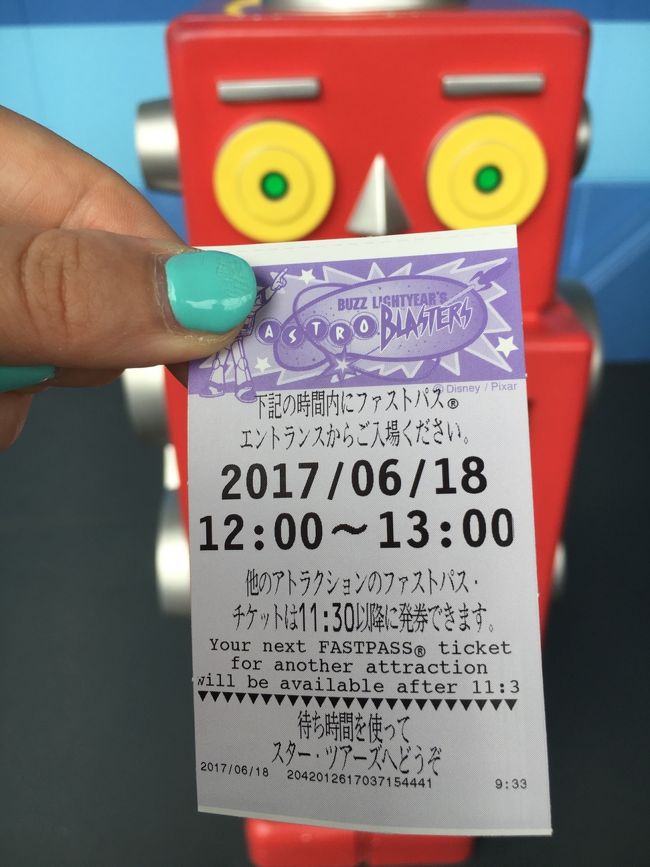 難なく12：00～のが取れました！<br /><br />しかも次の発券は11：30！<br />まだまだ乗れるぞ～☆<br /><br />と思ったのもつかの間、ＳＵＮは身長制限でＦＰ対応のスペースマウンテン、ビッグサンダーマウンテン、スターツアーズが乗れない。。。<br />となると、後ＦＰが取れるのは、プ～さんのハニーハントとモンスターズインクのみ！！プ～さんは香港ＤＬで乗ったけど反応いまいちだったし。<br />一番人気のモンインはＦＰの時間が18：00以降。18：00時にはパークを出ないといけないので、残念ながらこれ以上発券出来ず。。