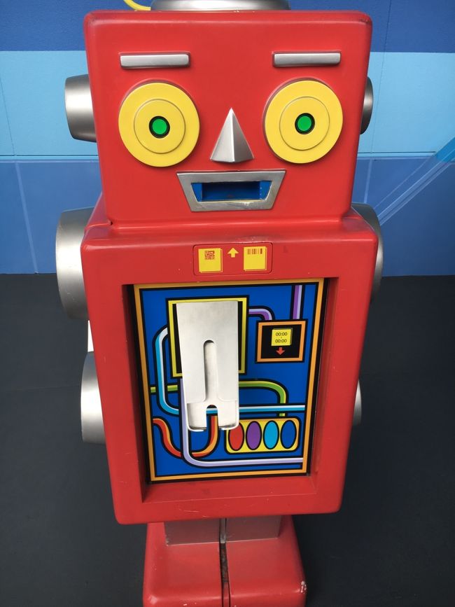 <br />ＦＰスプラッシュ・マウンテンの時間。だけど、先に次のＦＰを発券しま～す。<br />バス・ラストイヤーのファーストパス発券機。<br /><br />このロボットめちゃ可愛い☆